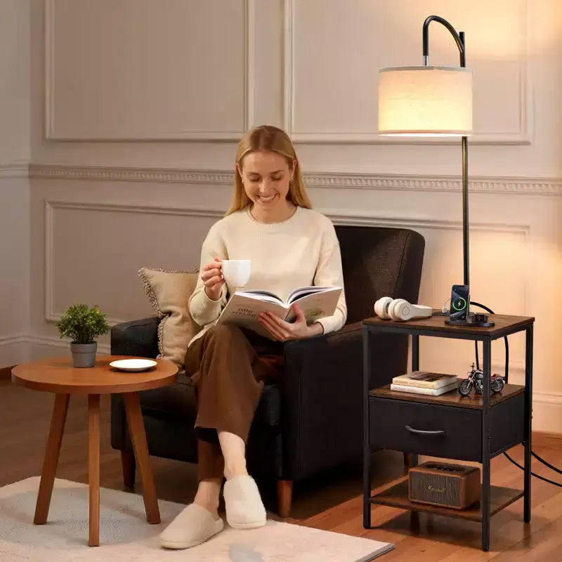Lampada da terra industriale nera e marrone con tavolino, cassetto e ricarica USB, per 1