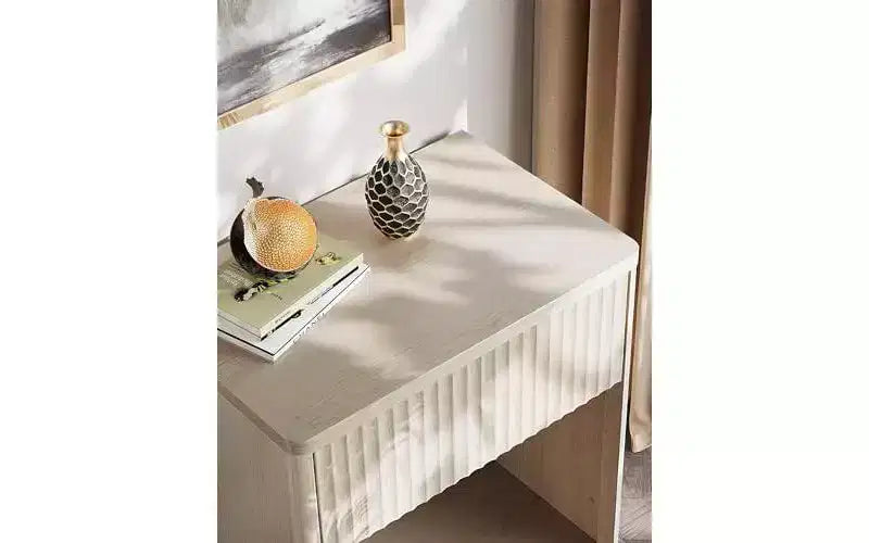 Comodino Marrone / Bianco con Scanalature, Cassetto e Ripiano Aperto, Montaggio per 1 Persona