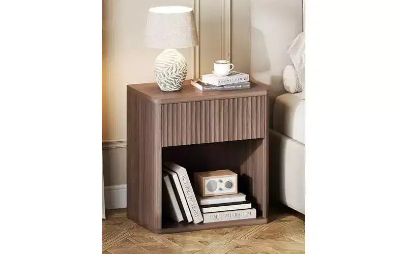 Comodino Marrone / Bianco con Scanalature, Cassetto e Ripiano Aperto, Montaggio per 1 Persona