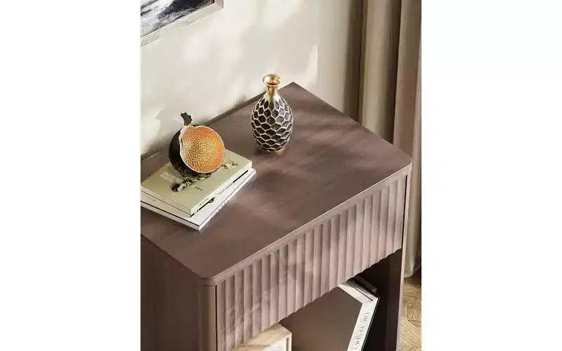 Comodino Marrone / Bianco con Scanalature, Cassetto e Ripiano Aperto, Montaggio per 1 Persona