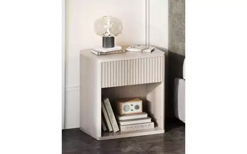 Comodino Marrone / Bianco con Scanalature, Cassetto e Ripiano Aperto, Montaggio per 1 Persona