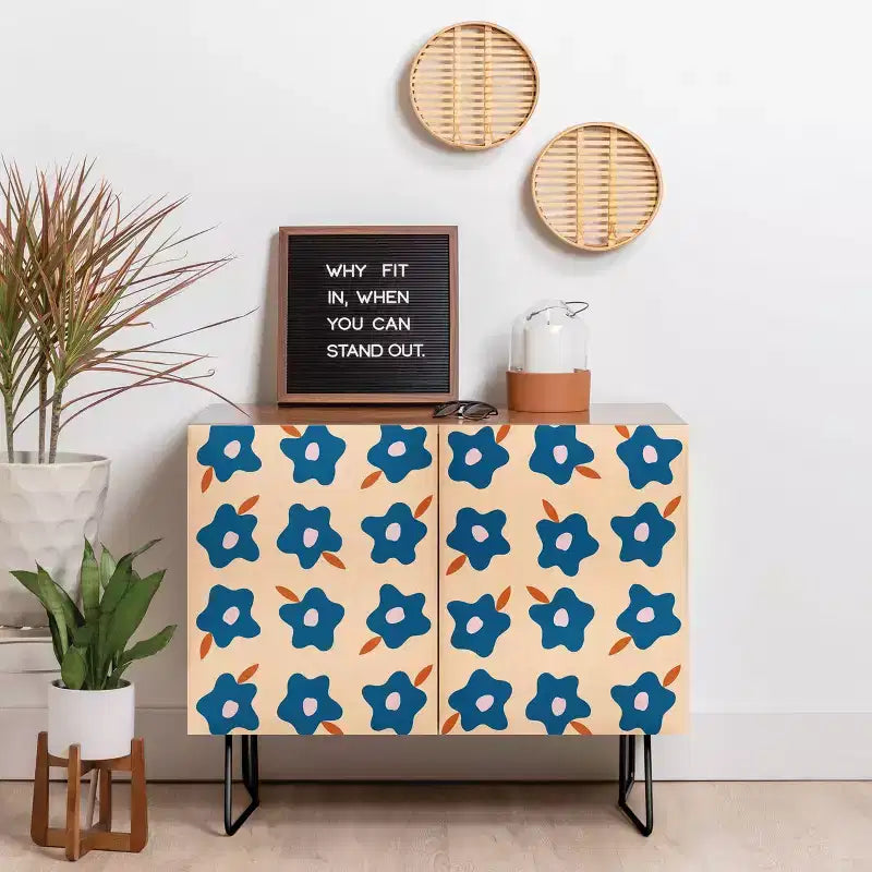 Credenza a 2 ante con fiori primaverili irregolari – Betulla/Blu/Nero e Noce/Blu/Oro