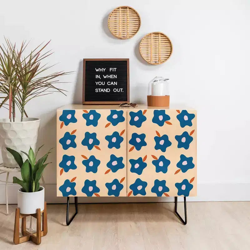 Credenza a 2 ante con fiori primaverili irregolari – Betulla/Blu/Nero e Noce/Blu/Oro