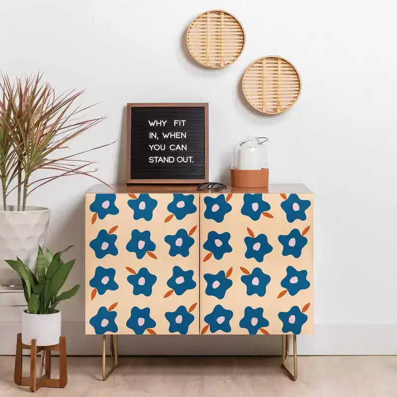 Credenza a 2 ante con fiori primaverili irregolari – Betulla/Blu/Nero e Noce/Blu/Oro